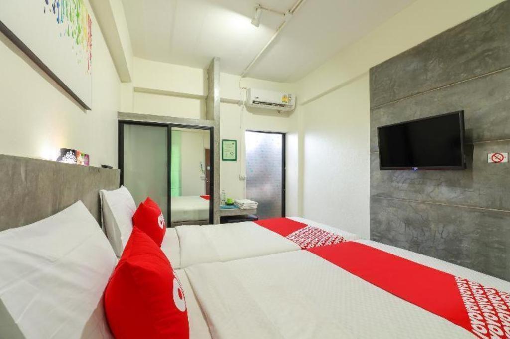 Oyo 412 7 Days Hotel Чіангмай Екстер'єр фото